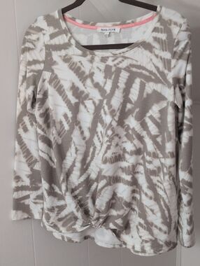 Rose & Olive Taupe and White Tie-Dye Twist-Hem Long Sleeve Top